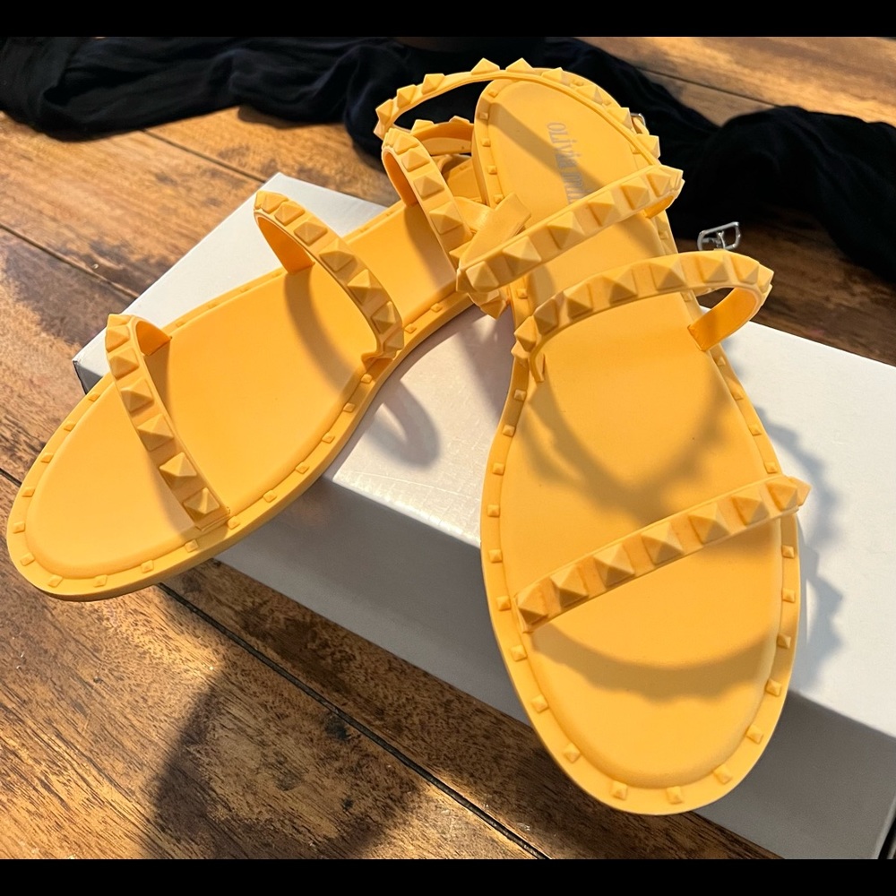 New summer sandals, the material is very soft feels like jelly.